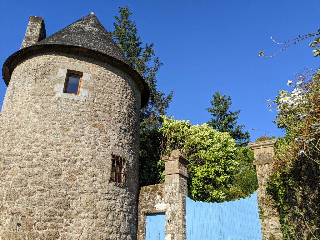 Extérieur de la tour avec son portail