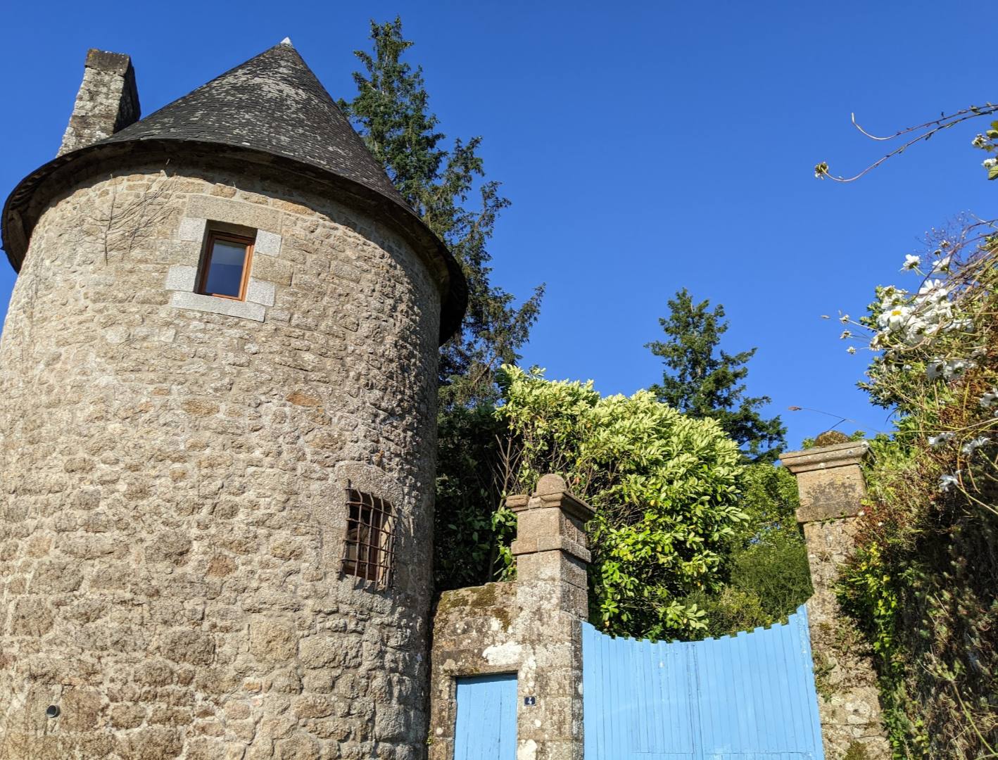 Extérieur de la tour avec son portail