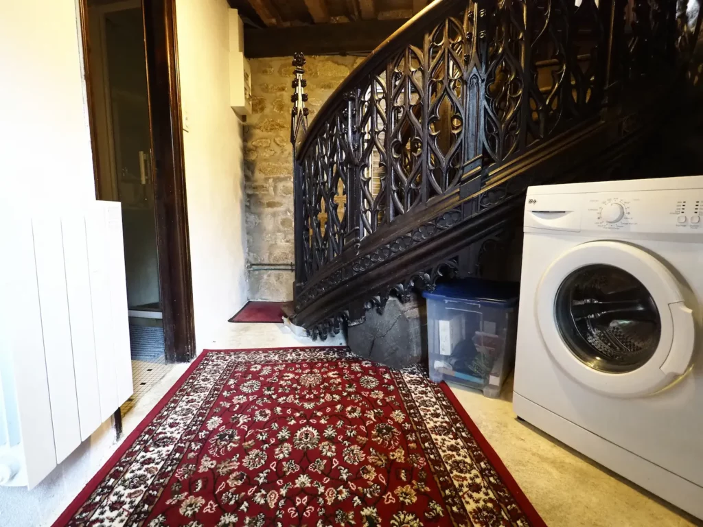 Un lave-linge est logé sous l'escalier de chaire d'église.