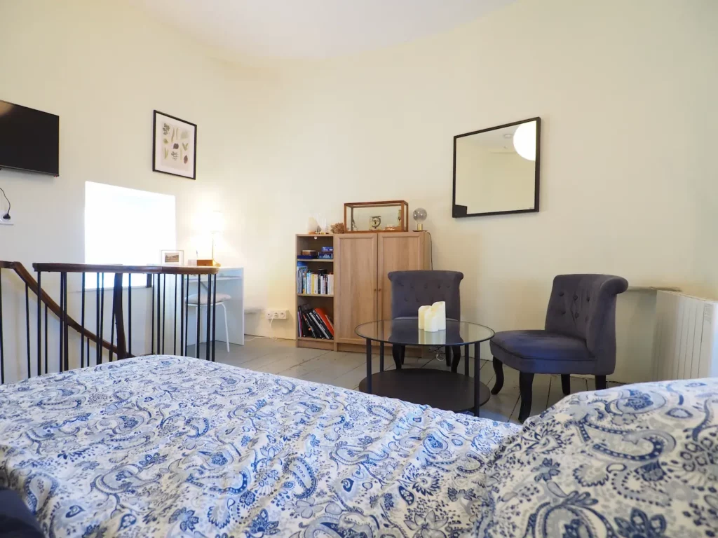 La chambre dans la tour médiévale, avec son salon et son bureau de travail.