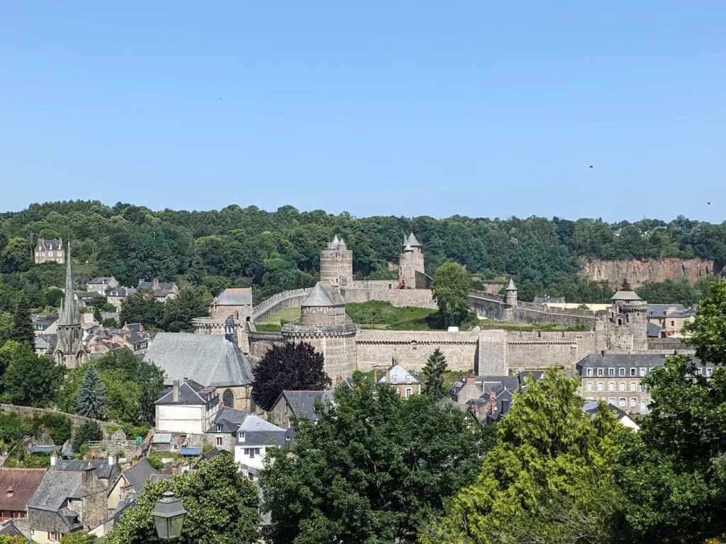 Le Chateau de Fougères pris depuis le jardin public.