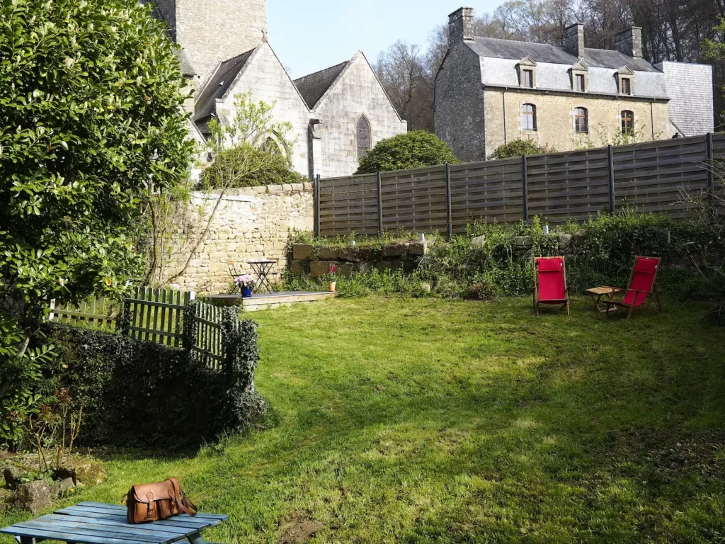 Un jardin joliment vallonné de 200m² est agrémenté de mobilier et terrasse.