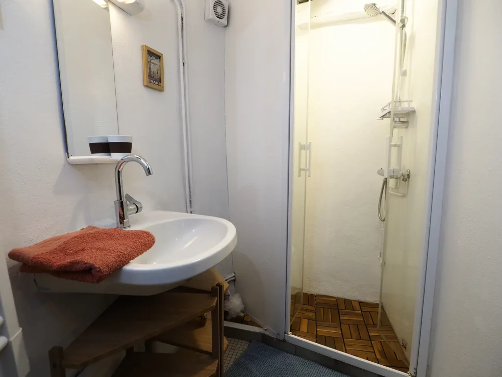 Une salle d'eau inspirée des bains de mer du début du XXème siècle.