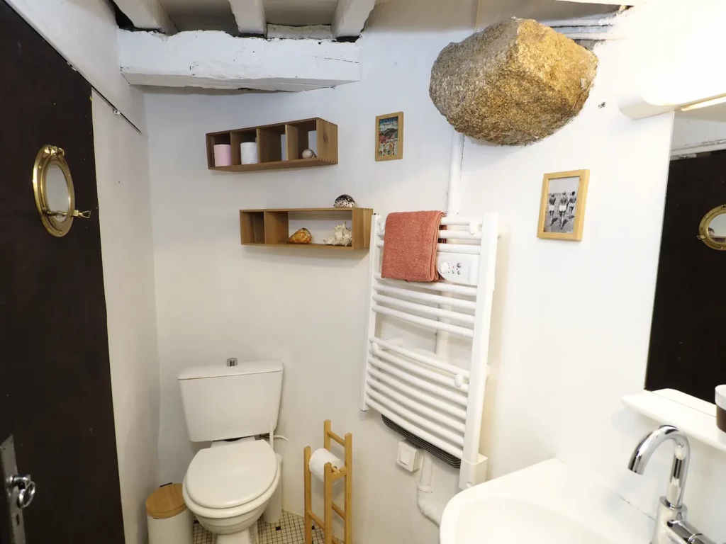 Une salle d'eau inspirée des bains de mer du début du XXème siècle.